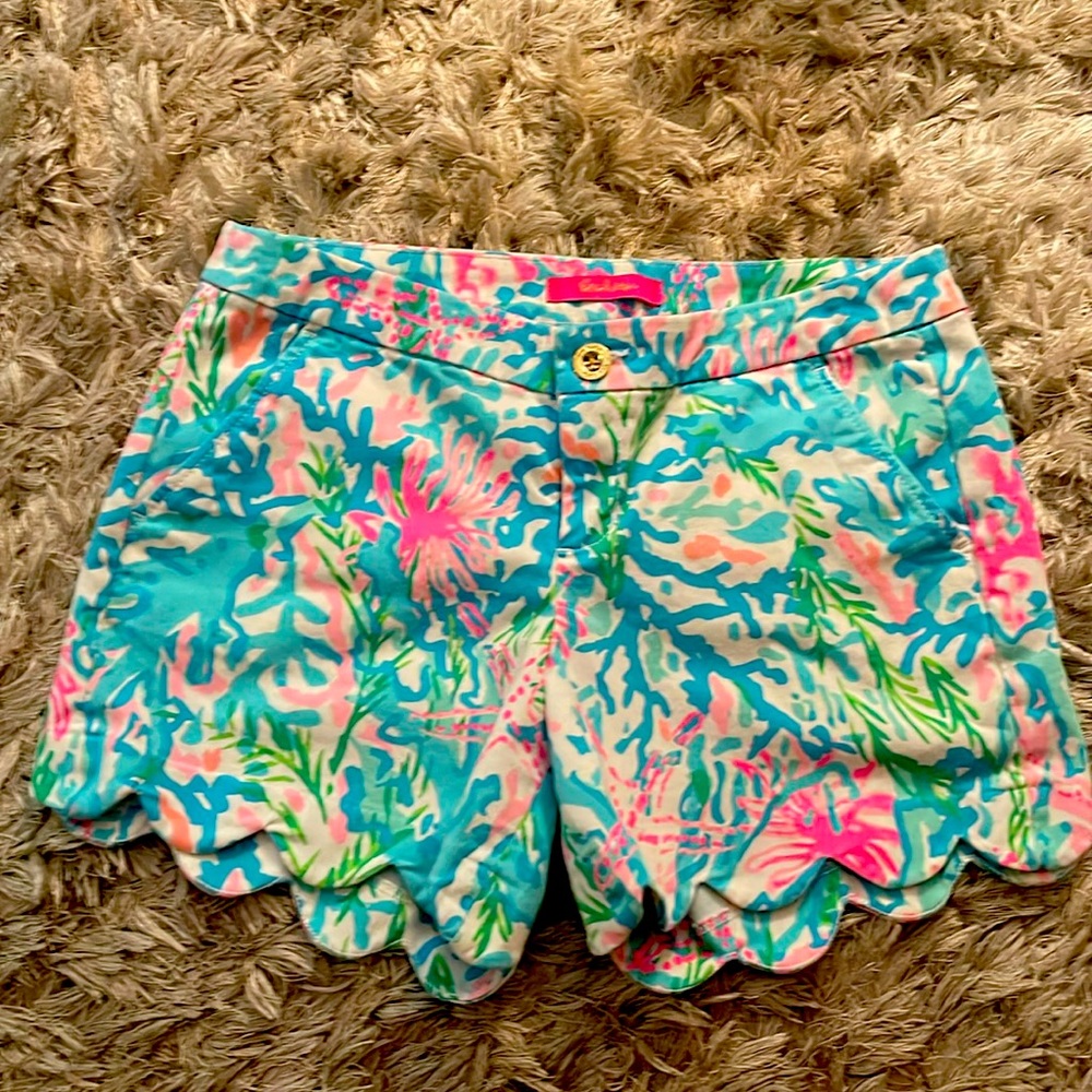 Lily Pulitzer Scalloped edge Buttercup shorts. Size 8. Like new, barely worn.